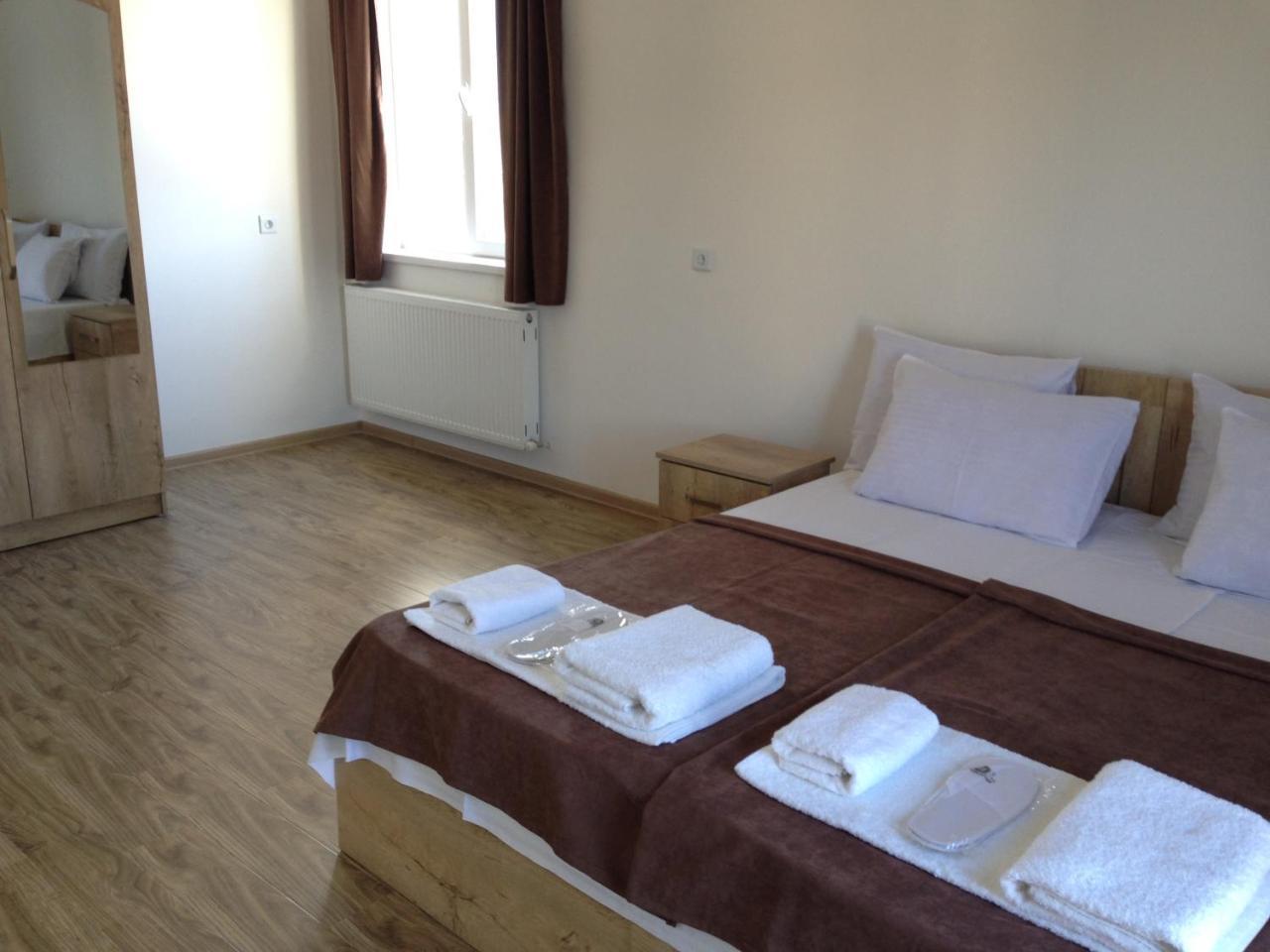 Hotel Continental Gori Bagian luar foto