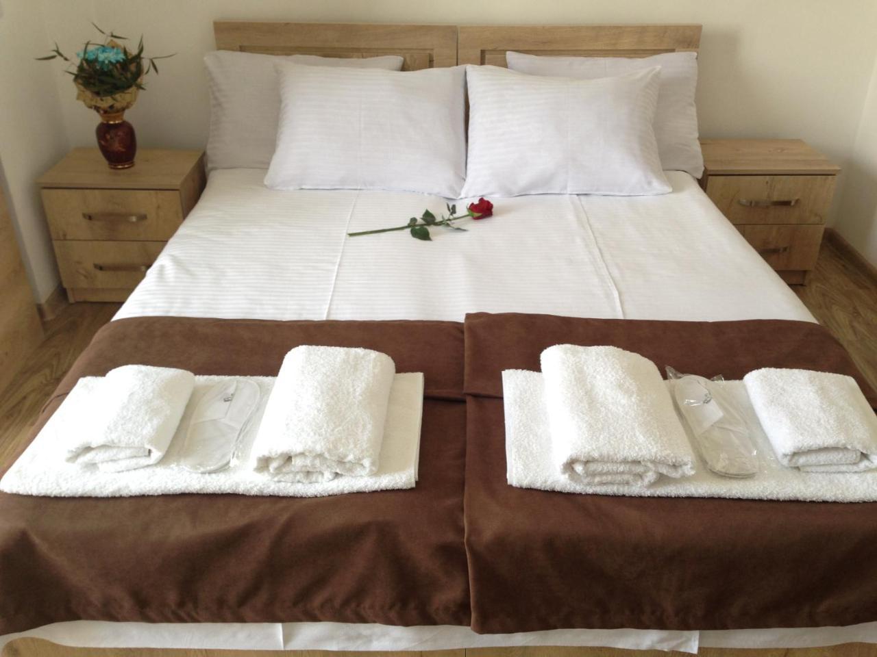Hotel Continental Gori Bagian luar foto