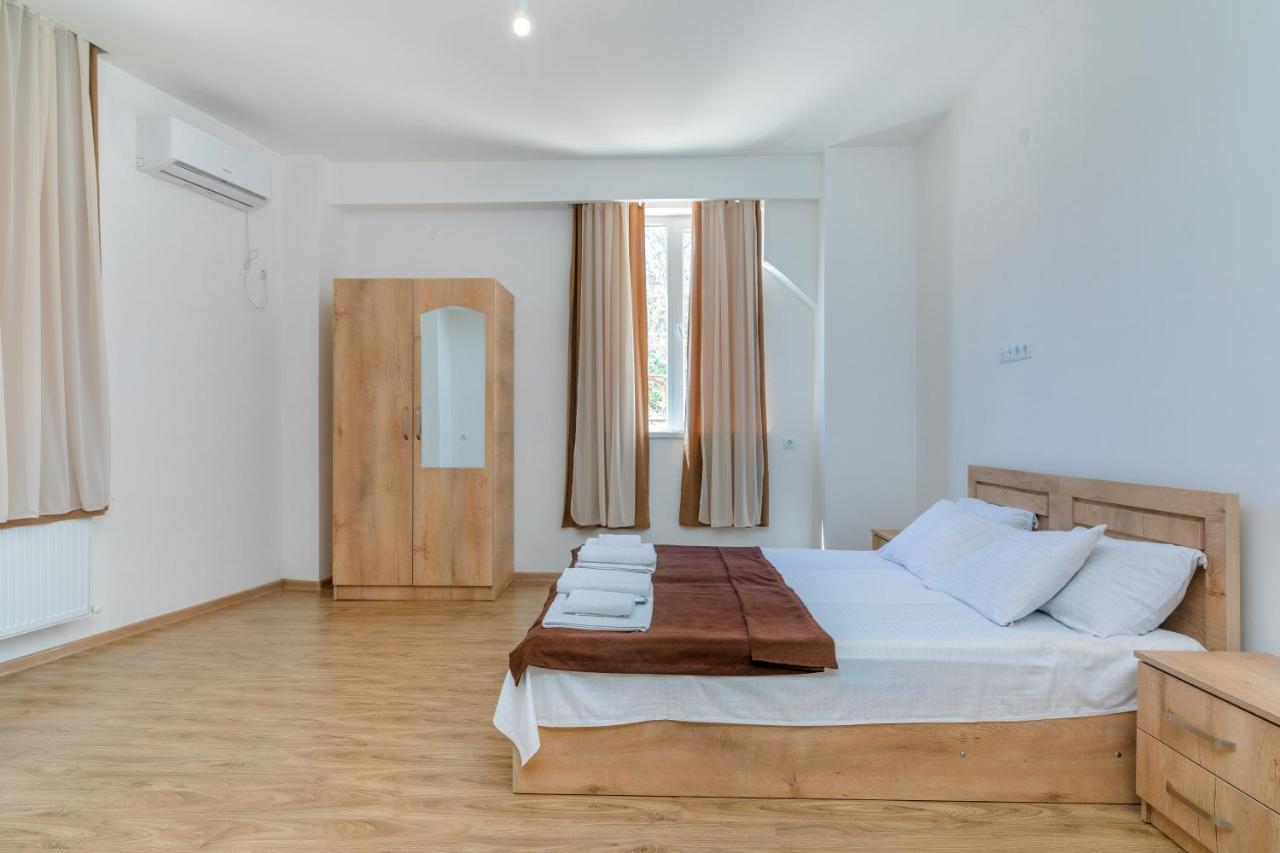Hotel Continental Gori Bagian luar foto