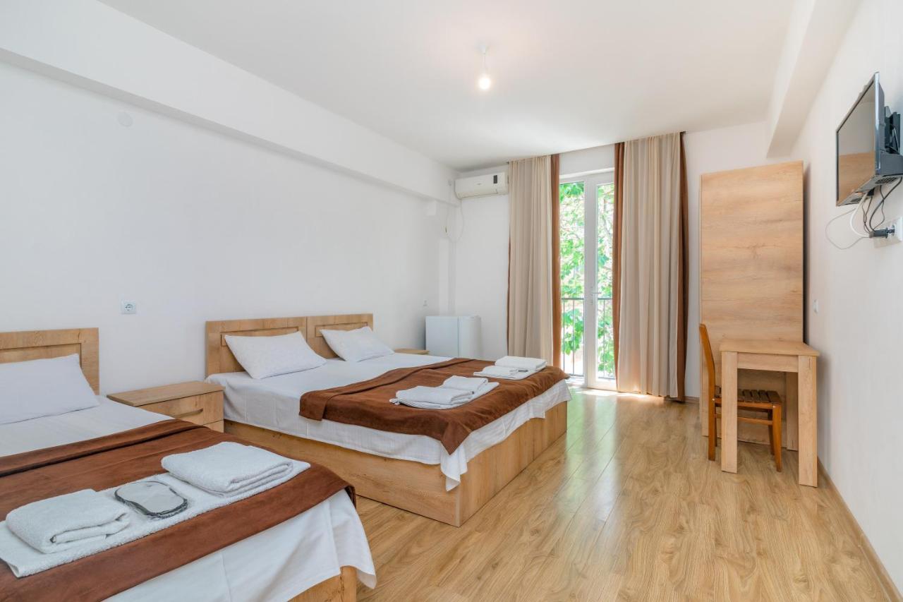 Hotel Continental Gori Bagian luar foto