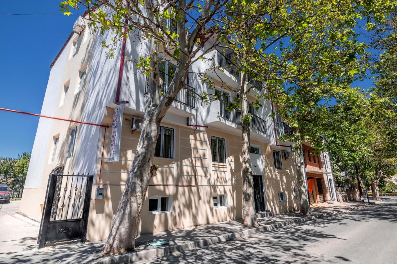 Hotel Continental Gori Bagian luar foto